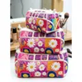 Drei gesteppte Make-up-Taschen in Busform mit Gänseblümchen- und Smiley-Mustern - L / Regenbogen Smiley Gänseblümchen (03)