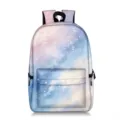 Schulrucksack mit verträumtem Sternennebel-Print und geräumigen Fächern für Kinder - Rosa Blau Weiß Nebula Verlauf Druck