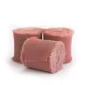 Primo piano di tre rotoli di nastro in chiffon rosa polvere con frange - 4cm*1.5m / Rosso Giuggiola
