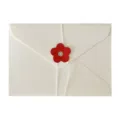 Enveloppe vintage blanche avec fermeture décorative fleur rouge et lien en ficelle blanche. - Style Fleur / 1 Pièce (Env. 16,1x11,4cm) / Blanc Crème