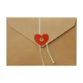 Enveloppe rétro en papier kraft brun avec fermoir cœur rouge et ficelle blanche - Style Coeur / 1 Pièce (Env. 16,1x11,4cm) / Couleur Kraft