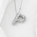 Collier avec pendentif lettre P gonflée argentée et chaîne délicate pour style hip-hop. - Lettre P