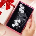 Molla per capelli coreana con fiore in strass e perle, elegante accessorio in confezione. - Set confezione regalo molletta a granchio farfalla nera e camelia