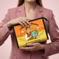Teacher's Day themed toiletry bag with geography teacher illustration in Spanish - Orange Yellow Teacher Theme (02) / 23x8.5x16.5cm