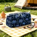 Dettaglio della trousse in velluto con stampa palme blu in ambiente esterno - Palma a Pois Blu Scuro (06)