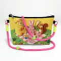 Süße gelbe Filz-Umhängetasche mit Zeichentrick-Tier-Picknick-Print und rosa Tragegurt - 06