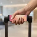 Schützende Koffergriffhülle mit rosa und orangefarbenem abstraktem Ölgemäldemuster - Stil 3 / Filz