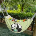 Hellgrüne Auto-Rücksitz-Hängetasche mit niedlichem Panda-Muster für Reisesnacks - Panda umarmt Bambus / 60*37*30cm