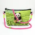 Süße Umhängetasche mit Panda-Filzdruck und lebhaften rosa und grünen Seilriemen - 09