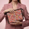 Borsa per cosmetici in rete con stampa calcio, tenuta da modella in blazer rosa. - Stile Calcio Disegnato a Mano Rosa Arancio (04)