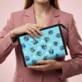 Frische Kosmetiktasche mit Blaubeerdruck, hellblauem Boden und weißem Punktmuster - 23x8.5x16.5cm / Blaubeerdruck