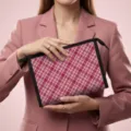 Rosa karierte Mesh-Kosmetiktasche für die Reise, getragen von einem Model im rosa Anzug - Einzelpackung / Farbe 05