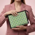 Borsa da trucco in rete verde con stampa di pallone da calcio e chiusura lampo nera - Stile Stampa Calcio All-over Verde (08)