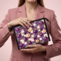 Tragbare Kosmetiktasche mit einem frischen lila Pflaumen- und Blumenmuster für Damen - 23x8.5x16.5cm / Pflaumendruck