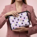 Frische violette Kosmetiktasche mit Blumen- und Brombeerdruck, gehalten von Modell - 23x8.5x16.5cm / Brombeerdruck