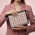 Minimalistische karierte Kosmetiktasche mit rotem Gittermuster für Reisen und Make-up. - Einzelpackung / Farbe 09