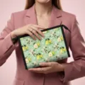 Frische sommerliche Kosmetiktasche mit Aquarell-Birnen- und Blumenmuster auf Grün - 23x8.5x16.5cm / Birnendruck