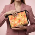 Frische Kosmetiktasche mit Pfirsichmuster und Reißverschluss, gehalten von einem Model - 23x8.5x16.5cm / Pfirsich-Druck