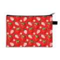Astuccio rosso con vivace motivo a fragole e chiusura a cerniera nera sicura e pratica. - Rosso Stampa Fragola (04) / Dimensione Grande-Poliestere