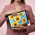 Tragbare Mesh-Kosmetiktasche mit Sonnenblumen- und Schmetterlingsdruck in der Hand - 23*8.5*16.5cm / Künstlerische Sonnenblumen Mischung (06)