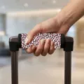 Weiche und stylische rosa Leoparden-Gepäckgriffhülle für Koffer und Reisetaschen - Filz / Rosa Leopardenmuster (04)
