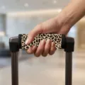 Weiche Leopard-Griffhülle aus Neopren für Koffer und Reisetaschen für mehr Komfort - Braunes Leopardenmuster (05)
