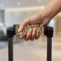 Koffergriff-Hülle mit luxuriösem goldglitzerndem Leopardenmuster zur Kennzeichnung - Schwarz Gold Pailletten Leopard (10)