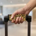 Gepäckgriffhülle im Leopardenmuster am Koffergriff für eine leichte Erkennung des Gepäcks - Schwarz-Goldener Leopard (12)