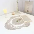 Dettaglio della tovaglia in pizzo ricamato con fiori vintage francese, perfetta per decorare. - 37x29cm / Grigio