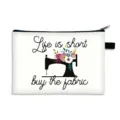 Borsetta trucco con stampa macchina da cucire 'Life is short buy the fabric' - Stile 06 (Aspetto Lino) / 21x15cm