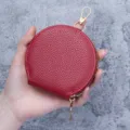 Mini portamonete rotondo in pelle rossa con cerniera dorata e gancio per borsa - Borgogna