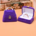 Lila Samt Handtasche Ringbox Schmuckkoffer Aufbewahrung mit Ringschlitz 5.5x5.5cm - Dunkellila