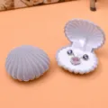 Grijs fluwelen schelp sieradendoosje met ring- en kettinggleuven voor geschenken. - Grijs
