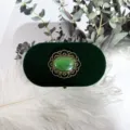 Vintage groen fluwelen ringdoosje, retro metalen snijwerk ovale sieraden opbergdoos. - 75x41x40 mm / Retro groen kattenoogstijl [zwarte binnenkant]