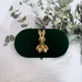 Donkergroene fluwelen ringdoos met vintage gouden konijn decoratie voor de bruiloft. - 75x41x40 mm / Retro groen konijnenstijl [zwarte binnenkant]