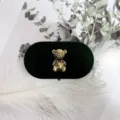 Donkergroene fluwelen ringdoos met schattig gouden beren ornament voor bruiloft. - 75x41x40 mm / Retro groen berenstijl [witte binnenkant]