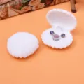 Witte fluwelen schelp sieradendoos met ring- en kettingvakken, 6.5x5.5cm groot. - Wit