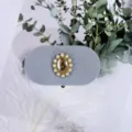 Grijs fluwelen ringdoosje met vintage parel edelsteen gesp, elegante trouwsieraden opbergdoos. - 75x41x40 mm / Grijs champagne parelstijl [witte binnenkant]