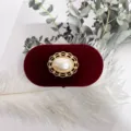 Vintage rode fluwelen ringdoos met parel gouden filigraan ontwerp voor huwelijk sieraden - 75x41x40 mm / Rood witte parelstijl [witte binnenkant]