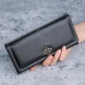 Elegante portafoglio lungo da donna in pelle nera morbida con chiusura a quadrifoglio - Nero