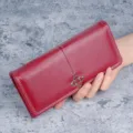 Portafoglio lungo elegante in morbida pelle rossa con chiusura decorativa a fiore - Borgogna