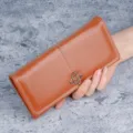 Elegante portafoglio lungo in morbida pelle marrone da donna con ciondolo floreale in metallo - Marrone