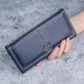 Elegante portafoglio lungo in morbida pelle blu navy da donna con chiusura floreale in metallo - Blu