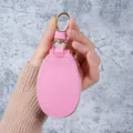 Compacte roze kiezellederen autosleuteltas met gouden hardware voor stijlvolle opberg - Rozerood