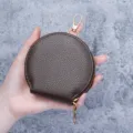 Mini portamonete rotondo in pelle martellata marrone scuro con moschettone dorato - Marrone