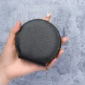 Mini portamonete rotondo nero in pelle con cerniera e gancio per portachiavi. - Nero