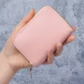Porte-cartes en accordéon compact en similicuir rose avec une fermeture éclair dorée - Rose