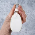 Handheld witte kunstlederen autosleuteltas met gouden karabijnsluiting en litchi-textuur - Wit