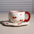 Conjunto de taza de café y plato de cerámica artesanal con bonito diseño de cereza. - Cereza