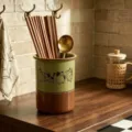 Détail du porte-baguettes en céramique avec joli motif de chat et design bicolore. - Style chat vert / Vert